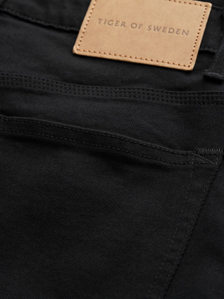 050 BLACK 32"